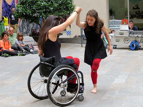inund'ART 2016. Dansa integrada a la pla&ccedil;a Mercaders amb Miriam Aguilera i Rita Noutel