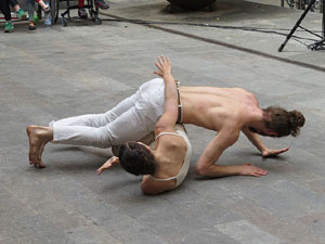 inund'ART 2016. Dansa a la pla&ccedil;a Mercaders amb Agitart
