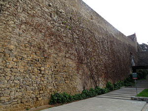 Itinerari de la Muralla. La torre i el portal dels Socors