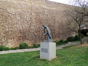 Itinerari de la Muralla. La torre i el portal dels Socors