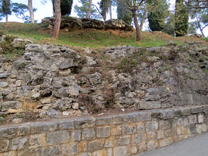 Itinerari de la Muralla. La torre i el portal dels Socors