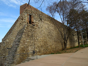 Itinerari de la Muralla. La torre i el portal dels Socors