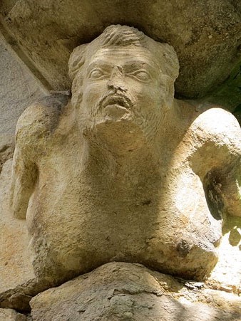 Decoraci&oacute; antropom&ograve;rfica sota una garita de la muralla. Jardins de la Muralla