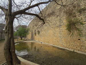 Itinerari de la Muralla. La torre i el portal dels Socors