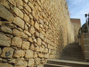 Itinerari de la Muralla. La torre i el portal dels Socors