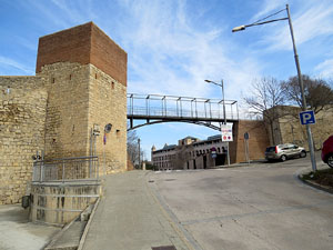 Itinerari de la Muralla. La torre i el portal dels Socors
