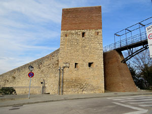 Itinerari de la Muralla. La torre i el portal dels Socors