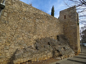 Itinerari de la Muralla. La torre i el portal dels Socors
