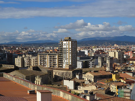 Vista parcial de Girona des del camí de ronda de la muralla
