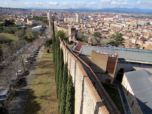 Itinerari de la Muralla. La torre i el portal dels Socors