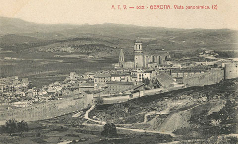 Vista panor&agrave;mica de la ciutat de Girona des de la muntanya de les Pedreres. En primer terme, el tram de la muralla de les Pedreres compr&eacute;s entre la torre del General Peralta i la torre del Peix. En segon terme, el barri Vell on destaca el Seminari Dioces&agrave; i el convent de Sant Dom&egrave;nec al centre. Al fons sobresurten el campanar de l�esgl&eacute;sia de Sant Feliu i la Catedral de Girona. 1905-1909