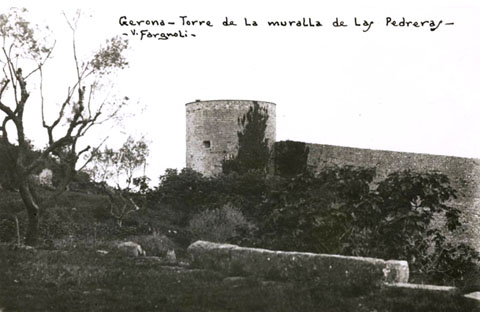 La torre de Sant Dom&egrave;nec amb els murs contigus, a les Pedreres. 1911-1936