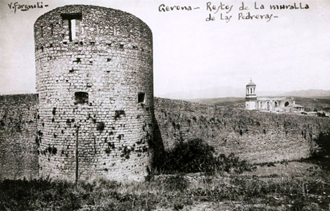 Vista de la Torre Sant Dom&egrave;nec amb els murs annexos, a la zona de la les Pedreres. 1911-1936