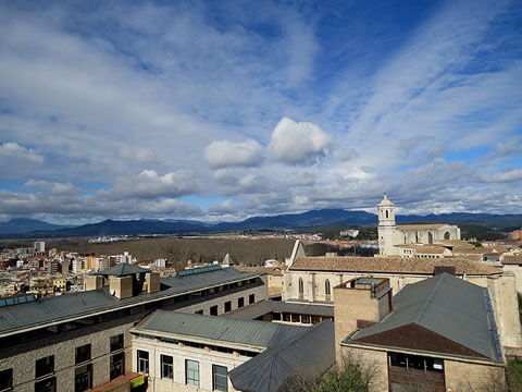 Vista dels teulats de Girona des del tram de muralla. En primer terme, les depend&egrave;ncies universit&agrave;ries del campus del Barri Vell
