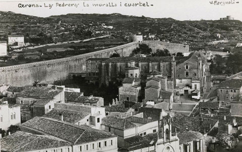 Vista de la muralla amb la torre de Sant Dom&egrave;nec, tamb&eacute; anomenada dels Predicadors o del Sastre. A la part central, el convent de Sant Dom&egrave;nec en funcions de caserna militar. En primer pla, el convent de les Filles de Sant Josep, conegut popularment com les Butinyanes. Al fons i a la dreta, la Torre d'Alfons XII, a la muntanya de les Pedreres. 1920-1936