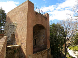 Itinerari de la Muralla. Des de la torre de Sant Domènec a la del Llamp