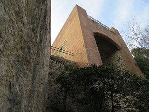 Itinerari de la Muralla. Des de la torre de Sant Domènec a la del Llamp