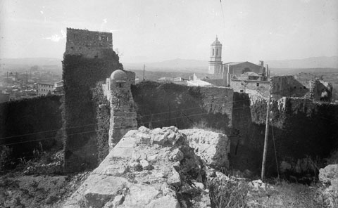 Vista d'un tram de la muralla de Sant Dom&egrave;nec des de les restes de Torre Gironella. A l'esquerra, la torre del Tel&egrave;graf, coneguda tamb&eacute; com a torre del Llamp i les restes de la caserna d'Alemanys. 1930-1940