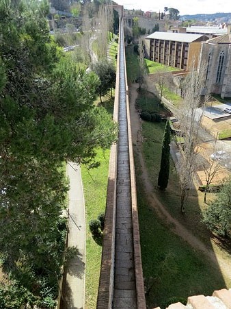 El cam&iacute; de ronda fins la torre de Sant Dom&egrave;nec, des de la torre del Llamp