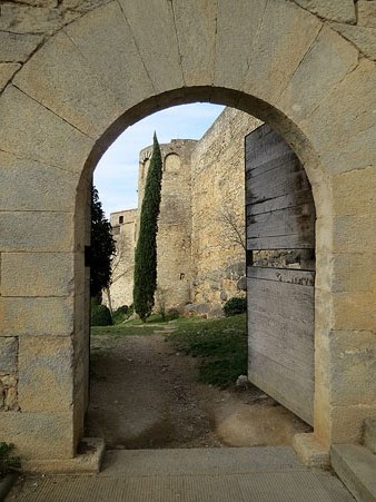 Vista des de l'exterior del portal de Sant Dom&egrave;nec