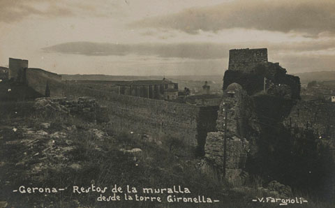 La muralla de Sant Dom&egrave;nec entre la torre del mateix nom, tamb&eacute; dels Predicadors o del Peix, i la torre del Llamp, anomenada del Sastre o del Tel&egrave;graf. 1902-1925