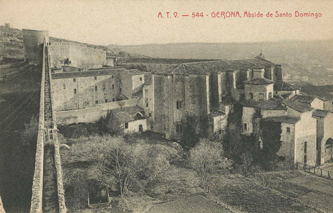 Vista des de la muralla del convent i de l'esgl&eacute;sia de Sant Dom&egrave;nec durant els anys que varen ser seu de la caserna militar. A la dreta, un tram de la muralla de Sant Dom&egrave;nec i al fons, la torre hom&ograve;nima. 1905-1911