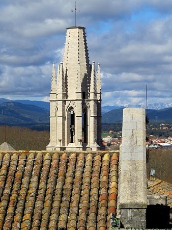 Campanar g&ograve;tic de l'esgl&eacute;sia de Sant Feliu des del cam&iacute; de ronda de la muralla