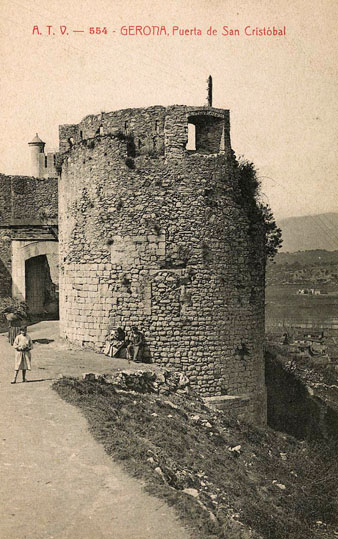 El portal de Sant Crist&ograve;fol amb la capella del mateix nom annexionada. Al darrera, castellet neog&ograve;tic de la torre Magdala als jardins de la Francesa. 1905-1911