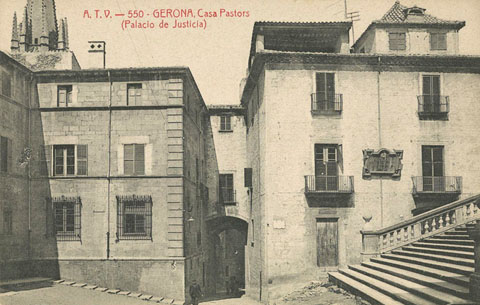 Vista del portal de Sobreportes des de la pla&ccedil;a de la Catedral. En primer terme a l'esquerra, la Casa Pastors, posteriorment seu del palau de Just&iacute;cia i a la dreta, el convent del Cor de Maria. S'observen les obres de construcci&oacute; dels ressoladors de les escales de la Catedral de Girona. 1904