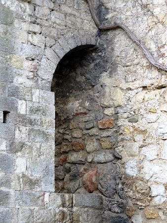 Detall de la muralla carol&iacute;ngia, a tocar la torre J&uacute;lia