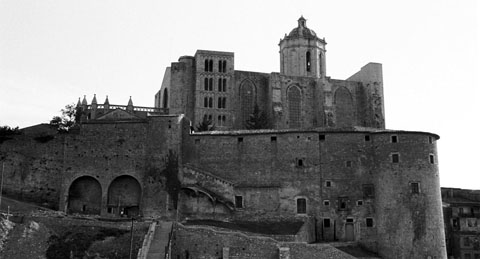 Vista del Passeig Arqueol&ograve;gic, de la Catedral i la torre Corn&egrave;lia. Tamb&eacute; la torre de Carlemany. 1963