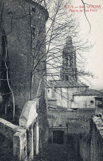 Vista de l'absis i el campanar de l'esgl&eacute;sia de Sant Feliu des de l'espai paral&middot;lel a la muralla que posteriorment ocuparia el passeig Arqueol&ograve;gic. En primer terme a l'esquerra, la torre Corn&egrave;lia. 1905-1911
