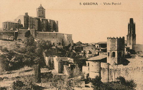Vista de la Catedral de Girona des de la pujada de Montju&iuml;c. En primer terme a la dreta, el monestir de Sant Pere de Galligants anexionat a la muralla. Al centre, el baluard de les Sarra&iuml;nes i l'espai que posteriorment ocuparia el passeig Arqueol&ograve;gic, amb la torre Corn&egrave;lia. Al fons a la dreta, el campanar de l'esgl&eacute;sia de Sant Feliu. 1896-1915