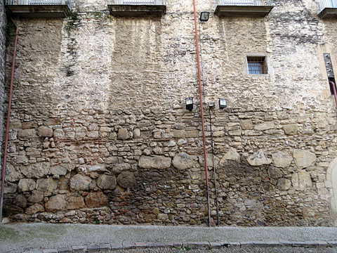 Mur al costat de Sobreportes on es poden observar les diverses t&egrave;cniques constructives de les muralles de Girona, de la fundacional del segle I aC fins les reformes medievals del segle XIV