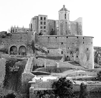 Vista del Passeig Arqueol&ograve;gic, de la Catedral i les torres J&uacute;lia i Corn&egrave;lia. Tamb&eacute; la torre de Carlemany. 1963