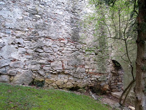 Detall de la muralla carol&iacute;ngia