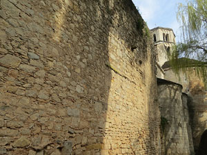 Itinerari de la Muralla. Des del monestir de Sant Pere de Galligants fins a la plaça de Sant Pere
