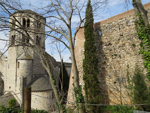 Itinerari de la Muralla. Des del monestir de Sant Pere de Galligants fins a la plaça de Sant Pere
