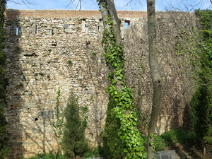 Itinerari de la Muralla. Des del monestir de Sant Pere de Galligants fins a la plaça de Sant Pere