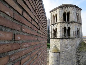 Itinerari de la Muralla. Des del monestir de Sant Pere de Galligants fins a la plaça de Sant Pere