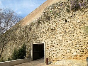 Itinerari de la Muralla. Des del monestir de Sant Pere de Galligants fins a la plaça de Sant Pere