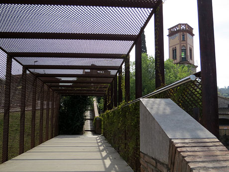 La muralla de Santa Llúcia amb la torre de l'església