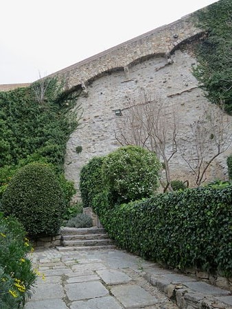 La muralla de Santa Ll&uacute;cia des del jard&iacute; de l'&Agrave;ngel