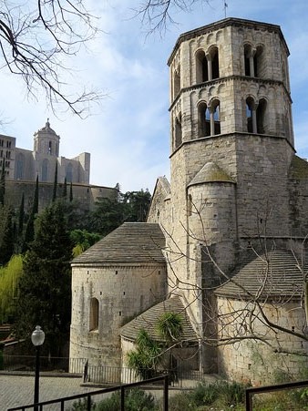 Campanar de Sant Pere de Galligants i la Catedral des de la muralla de Santa Ll&uacute;cia - jardins de John Lennon