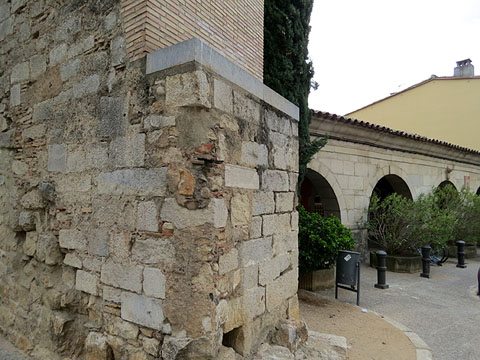 Final de la muralla de Santa Ll&uacute;cia i antic cos de gu&agrave;rdia del portal de Fran&ccedil;a