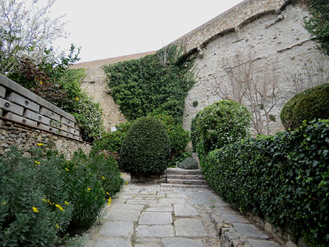 La muralla de Santa Ll&uacute;cia des del jard&iacute; de l'&Agrave;ngel
