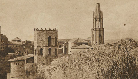 El monestirs de Sant Pere de Galligants i el campanar de la Catedral de Girona vistos des del cam&iacute; vell de Montju&iuml;c. En primer terme, un tram de la muralla. 1930-1940