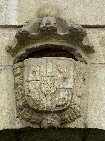 Escut a l'arc d'entrada a l'antic cos de gu&agrave;rdia del portal de Fran&ccedil;a