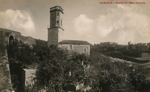 Vista de la torratxa de la capella de Santa Ll&uacute;cia des de la muralla. Al fons, les restes de Torre Gironella. 1920-1930