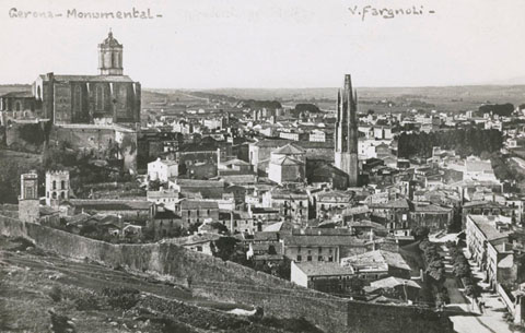 Vista panor&agrave;mica del barri de Sant Pere des de la pujada a Montju&iuml;c. En primer terme, un tram de la muralla a l'altura del portal de Fran&ccedil;a. A l'esquerra, el monestir de Sant Pere de Galligants i la torratxa de la capella de Santa Ll&uacute;cia i a la dreta, la pla&ccedil;a de Sant Pere. 1920-1922